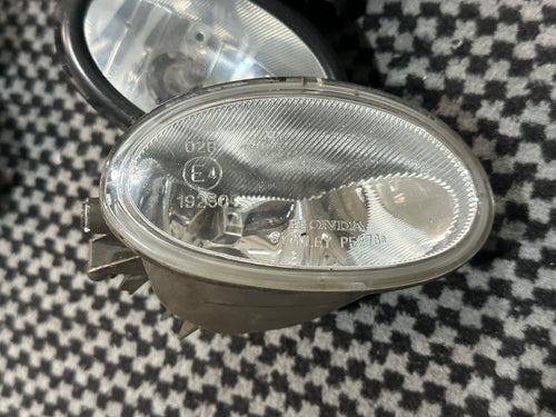 06-08 right side Oem fog light